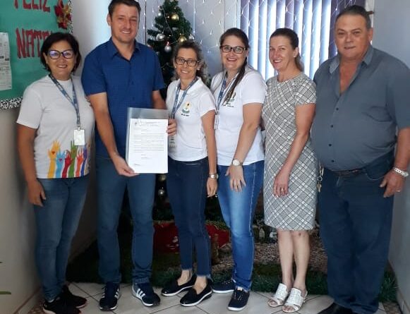 Prefeito Luciano esteve recebendo comitiva da APAE de São Carlos na prefeitura municipal
